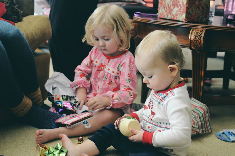 Isla and Leighland opening presents together